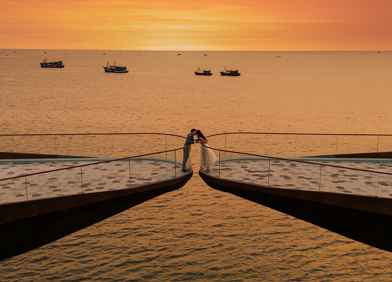 F&M Middle East - Kiss Bridge